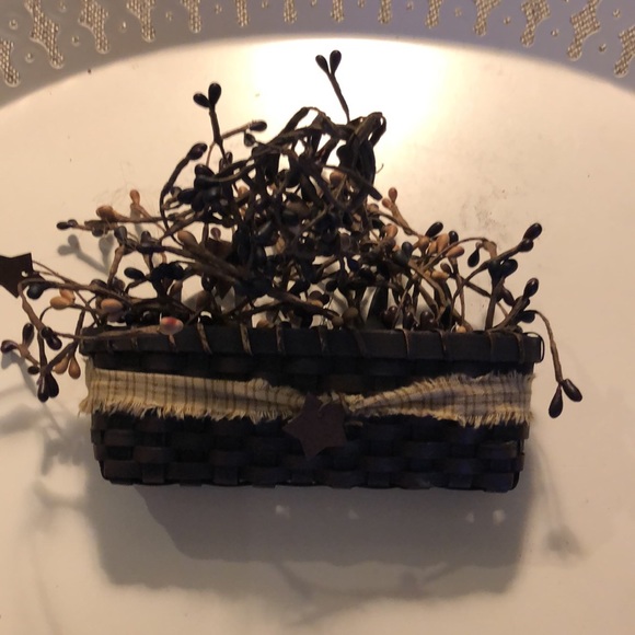 Primitive Rustic Americana woven basket with 3 clumps of wire berries - Picture 2 of 8